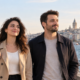 İstanbul sahilinde kendinden emin şekilde yürüyen kadın ve erkek; özgüven ve kendine güven teması.